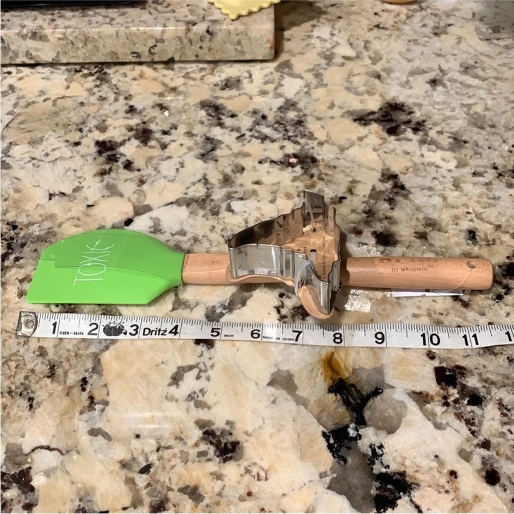 Rae Dunn spatula and cookie cutter set